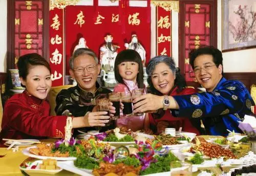 除夕一大早,一定要【拿起掃把向門外掃三下!】保全家整個豬年掃黴運,接鴻運