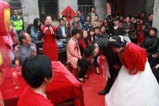 丈夫去世,女子改嫁後堅持贍養原公婆九年,老人分配拆遷款時傻住