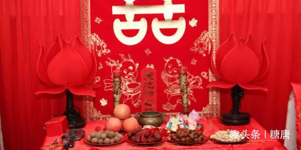 母親剛過世爸爸再婚,兒子穿孝服大鬧,新娘子掀開蓋頭,兒子樂了