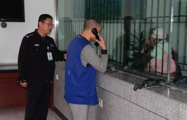 丈夫犯事坐牢,妻子十年不離不棄,出獄後看了眼沙發,和妻子離婚