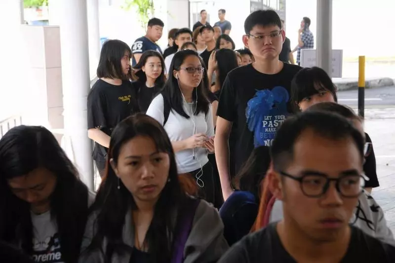 眾人排隊見馮偉衷最後一面!藝人前來致哀,哭成淚人... 「請叫我馮太」 胡佳琪希望馮偉衷託夢給她~
