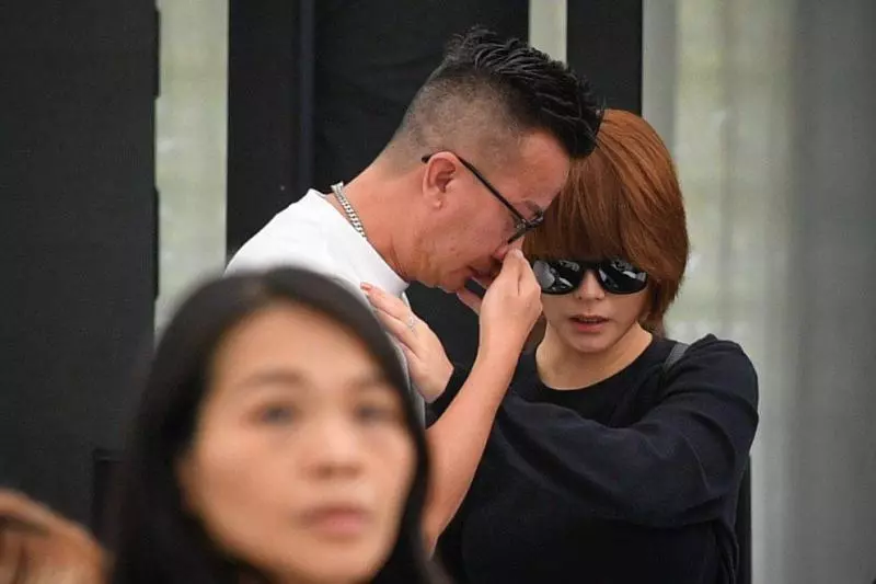 眾人排隊見馮偉衷最後一面!藝人前來致哀,哭成淚人... 「請叫我馮太」 胡佳琪希望馮偉衷託夢給她~