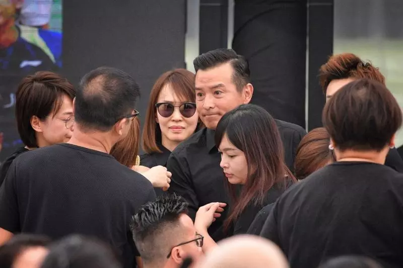 眾人排隊見馮偉衷最後一面!藝人前來致哀,哭成淚人... 「請叫我馮太」 胡佳琪希望馮偉衷託夢給她~