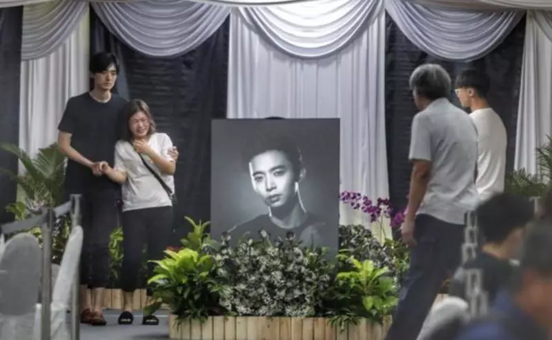 眾人排隊見馮偉衷最後一面!藝人前來致哀,哭成淚人... 「請叫我馮太」 胡佳琪希望馮偉衷託夢給她~