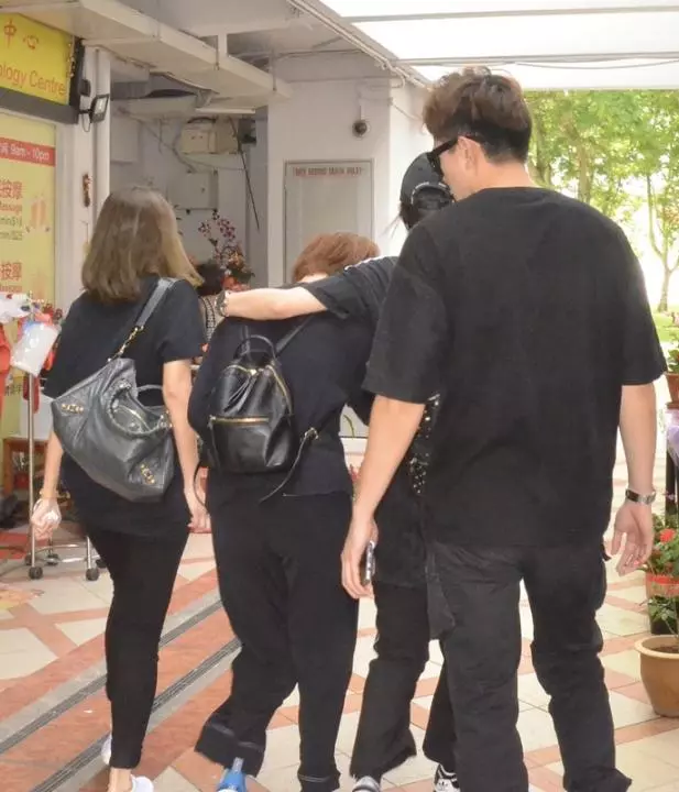 眾人排隊見馮偉衷最後一面!藝人前來致哀,哭成淚人... 「請叫我馮太」 胡佳琪希望馮偉衷託夢給她~