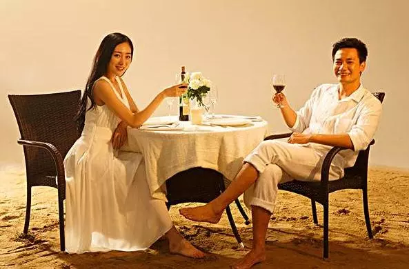 兒子帶未婚妻回家,母親跑到門口等,姑娘剛下車,母親不讓她進屋