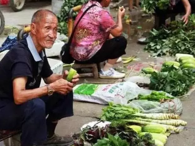 妻子去世一年,丈夫帶兒子去賣菜,收攤時兒子追著顧客喊媽媽