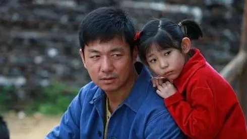妻子去世一年,丈夫帶兒子去賣菜,收攤時兒子追著顧客喊媽媽