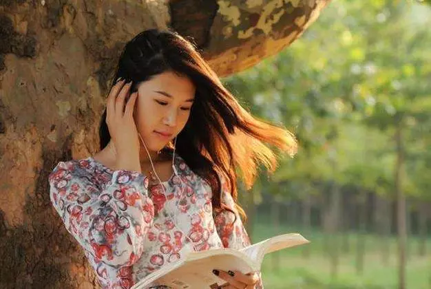 妻子去世一年,丈夫帶兒子去賣菜,收攤時兒子追著顧客喊媽媽
