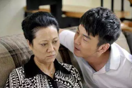 發5千工資請丈母娘帶娃,拿妻子手機給她轉帳,收到回復女婿落淚