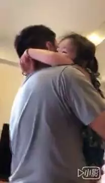 才剛放假的軍人爸爸因豪雨被「召回救災」女孩緊抱爸爸,手上緊拿識別證哭喊:爸爸別走!