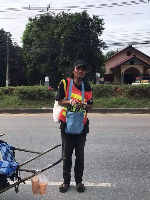 泰國癡情男帶著女友骨灰,步行1541公里!只為了當初的誓言,讓人都忍不住幫他加油打氣!