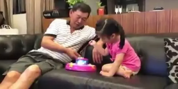 只要釣到一條魚,爺爺「超爆笑的反應」讓百萬網友看了超羨慕:我也想要有這種爺爺