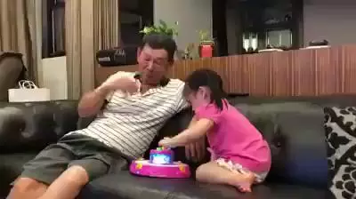 只要釣到一條魚,爺爺「超爆笑的反應」讓百萬網友看了超羨慕:我也想要有這種爺爺