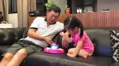 只要釣到一條魚,爺爺「超爆笑的反應」讓百萬網友看了超羨慕:我也想要有這種爺爺