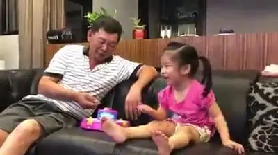 只要釣到一條魚,爺爺「超爆笑的反應」讓百萬網友看了超羨慕:我也想要有這種爺爺
