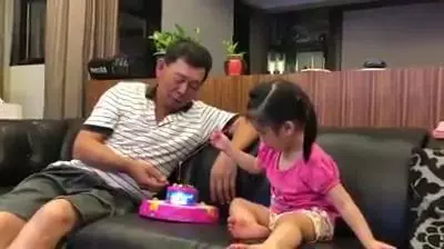 只要釣到一條魚,爺爺「超爆笑的反應」讓百萬網友看了超羨慕:我也想要有這種爺爺