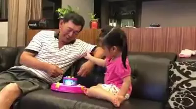 只要釣到一條魚,爺爺「超爆笑的反應」讓百萬網友看了超羨慕:我也想要有這種爺爺