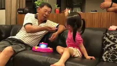 只要釣到一條魚,爺爺「超爆笑的反應」讓百萬網友看了超羨慕:我也想要有這種爺爺