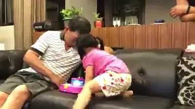 只要釣到一條魚,爺爺「超爆笑的反應」讓百萬網友看了超羨慕:我也想要有這種爺爺