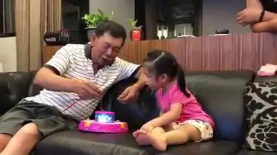 只要釣到一條魚,爺爺「超爆笑的反應」讓百萬網友看了超羨慕:我也想要有這種爺爺