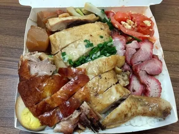 來自斗六超級「三寶飯」請估價!正方飯盒肉似海… 價格眾人狂推:哪家這麼佛!