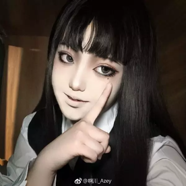 一眼讓人起雞皮疙瘩!超強Coser神還原「恐怖漫畫女角」 本尊是「甜美空靈正妹」網友秒戀愛❤