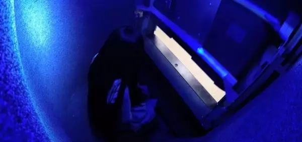 店員:我們螢幕讓電視看的超真實!真實到「貞子」直接跑出來,民眾全被嚇的慌忙逃跑!
