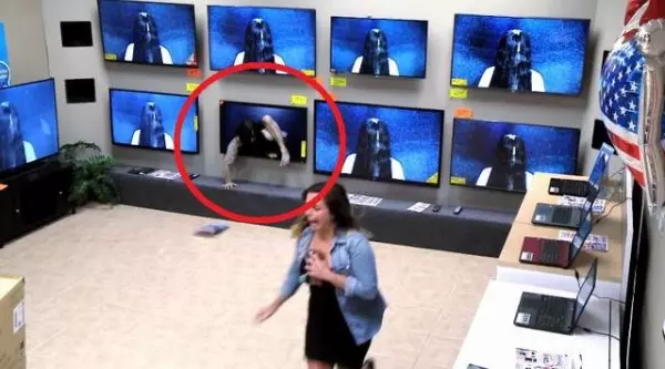 店員:我們螢幕讓電視看的超真實!真實到「貞子」直接跑出來,民眾全被嚇的慌忙逃跑!