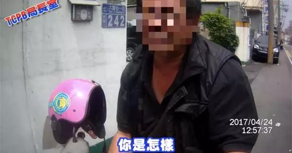 又看到機車蛇行!警攔車以為酒駕,沒想到卻是......溫暖的舉動也讓網友大讚:太感人了QQ