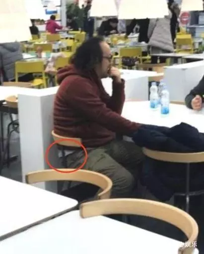 王菲前夫竇唯近照暴光,衣冠不整髮際線到後腦勺,仿佛花甲之年