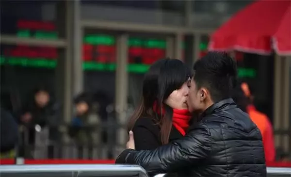 女兒帶男友回家,晚飯時女兒頻頻掉筷子,母親發現情況不對偷偷報警,意外救了全家!