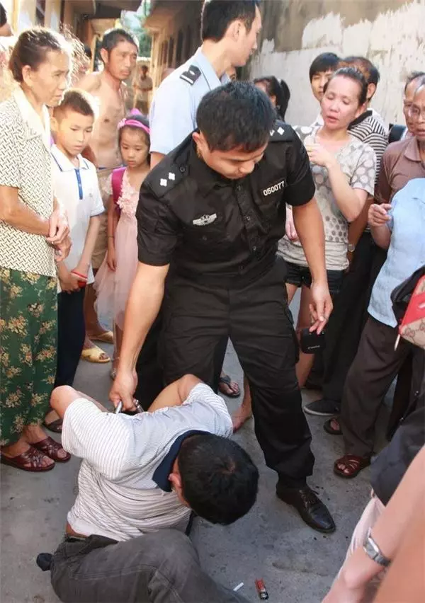 女兒帶男友回家,晚飯時女兒頻頻掉筷子,母親發現情況不對偷偷報警,意外救了全家!