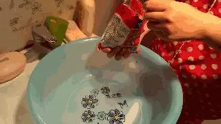 她把小蘇打灑在馬桶上,不可思議的事情發生了(收藏)
