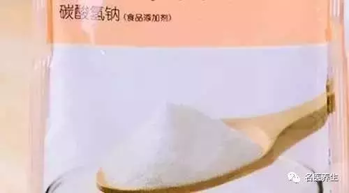 她把小蘇打灑在馬桶上,不可思議的事情發生了(收藏)