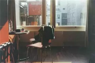 人前一套,人後一套,兩面三刀,說著人話,辦著鬼事,做人別太假