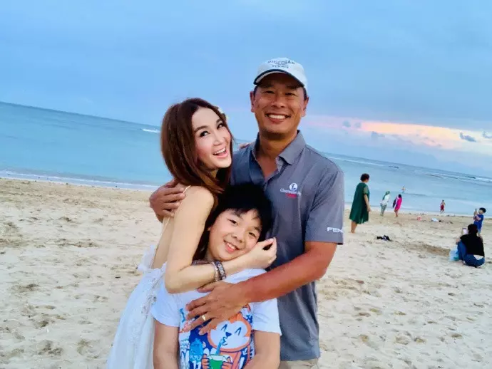 52歲溫碧霞近照曝光!「結婚18年」領養一子恩愛如初 為陪家人「少賺7位數」暖喊:是無價之寶