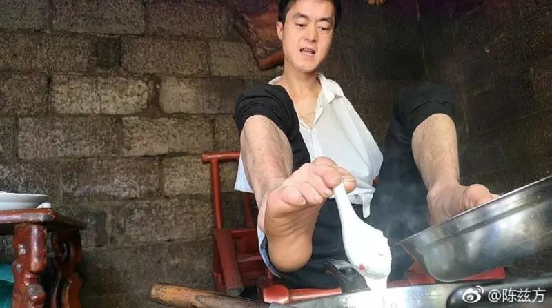 「你強了,困難就弱」無臂青年用「雙腳」經營百萬店,帶領鄉親脫貧致富!