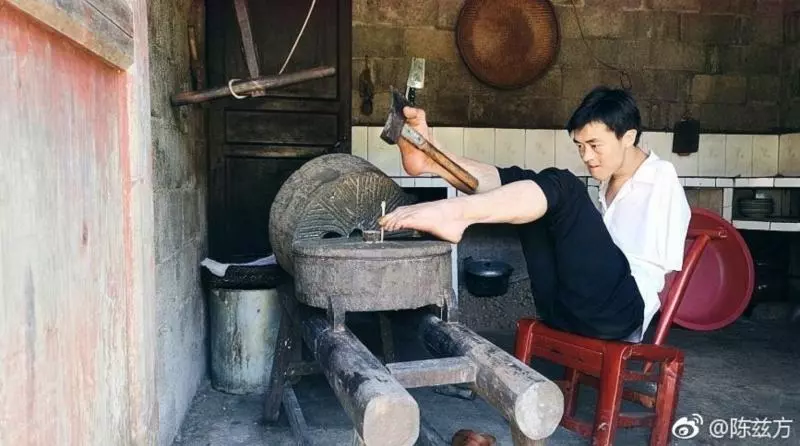 「你強了,困難就弱」無臂青年用「雙腳」經營百萬店,帶領鄉親脫貧致富!