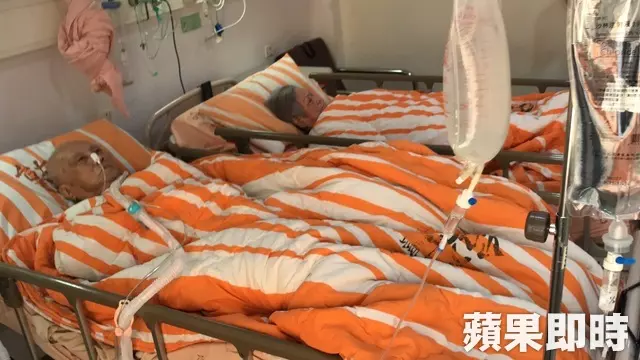 相愛77年「住院不捨分開」!醫護感動喬出病房 「9旬嬤緊握阿公手」淚流:不想看到他受苦