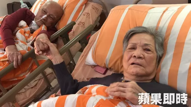 相愛77年「住院不捨分開」!醫護感動喬出病房 「9旬嬤緊握阿公手」淚流:不想看到他受苦
