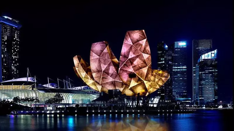 用燈光敘述200年的新加坡歷史 市中心搖身一變成大舞台 給你好看