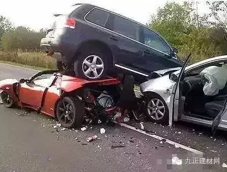明星藝人借車出大事了,一夜欠債三千萬!血淋淋的教訓,大家都看看吧!