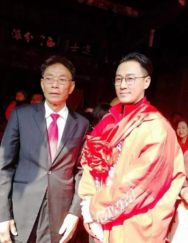 林峰封盤?攜模特女友戴彩球回鄉祭祖 十足十預演婚禮