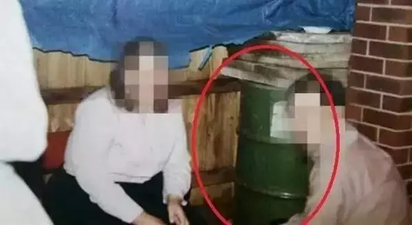 妻子與人私奔,他守著一個「鐵桶」整整23年!然而某天家人偷偷瞞著他打開一看,家人當場暈倒!