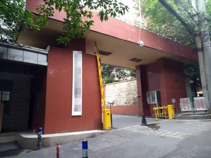 妻子下班後總喊腰疼,丈夫沒在意,偶然接她下班,才知她丟盡了臉