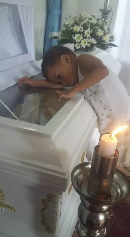「媽媽一定會醒過來」5歲男童日夜守棺 雙眼凝視輕聲問:妳起床好不好…