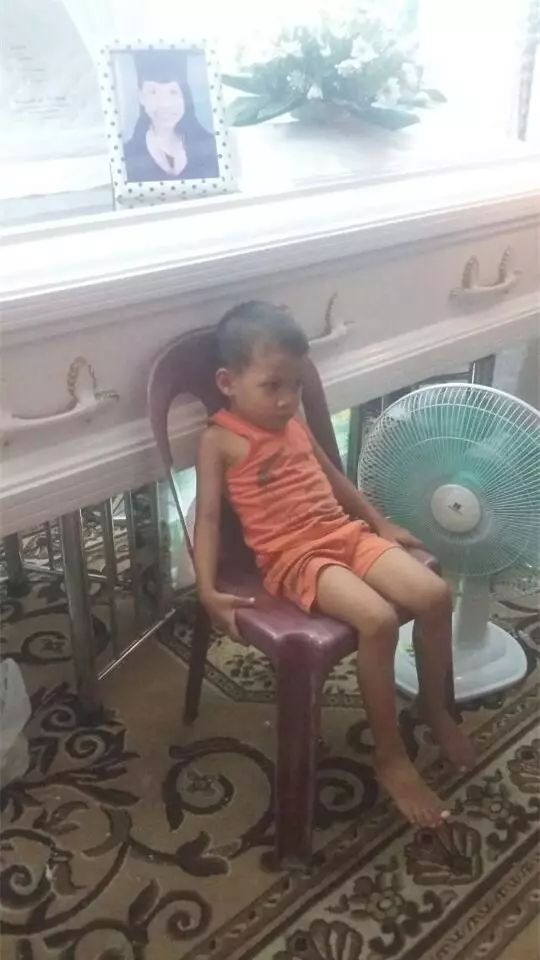 「媽媽一定會醒過來」5歲男童日夜守棺 雙眼凝視輕聲問:妳起床好不好…