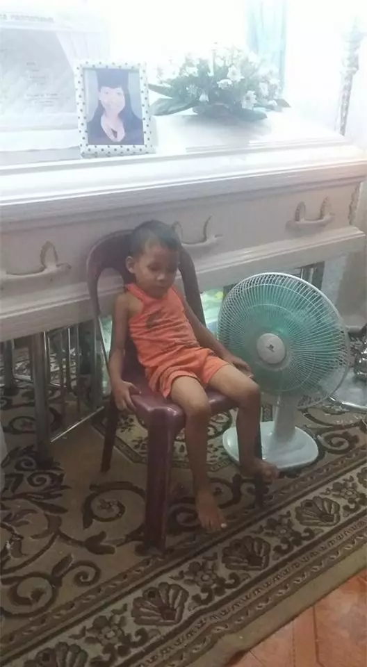 「媽媽一定會醒過來」5歲男童日夜守棺 雙眼凝視輕聲問:妳起床好不好…