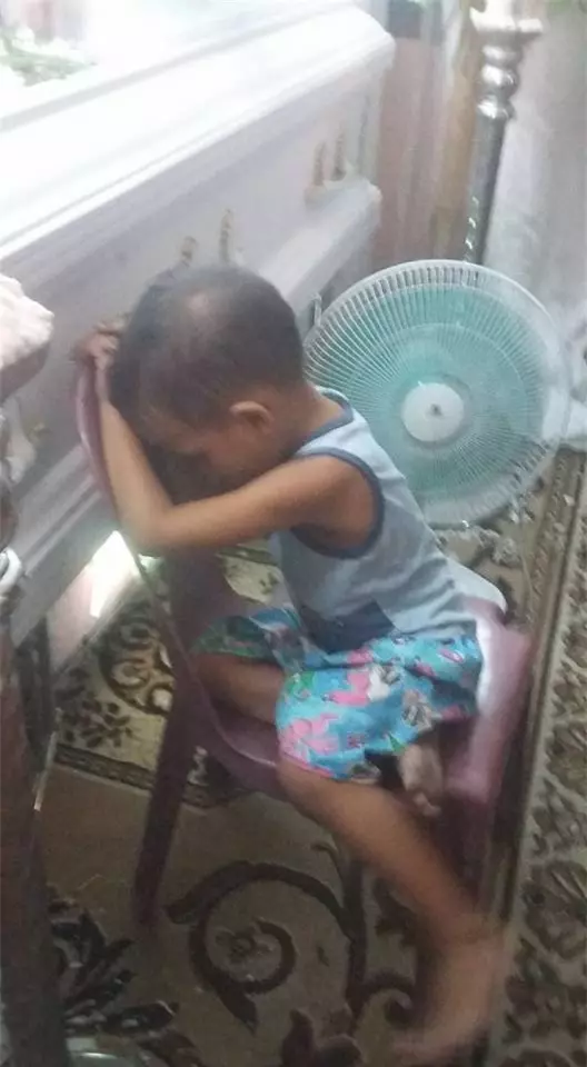 「媽媽一定會醒過來」5歲男童日夜守棺 雙眼凝視輕聲問:妳起床好不好…